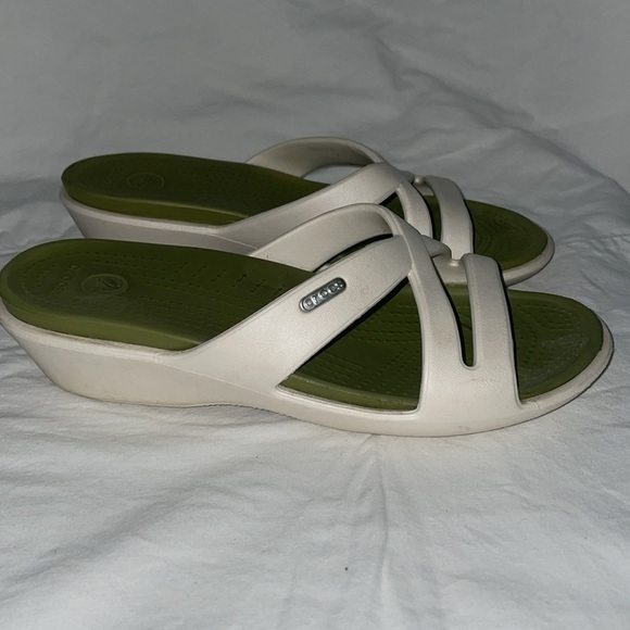 Crocs Patricia Wedge Sandals. White upper with a green footbed. Size 8 - Picture 3 of 10